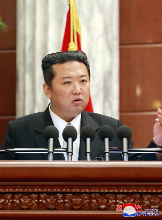 조선중앙통신이 29일 북한 김정은 노동당 총비서가 노동당 제8기 제4차 전원회의에 정장, 셔츠, 넥타이 차림으로 참석한 모습을 보도했다. 지난 28일 촬영된 김 총비서는 목둘레가 한결 여유롭고 턱선이 과거보다 날렵해진 모습이다. 연합뉴스.